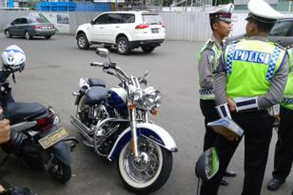 Sebuah sepeda motor Harley Davidson dengan nomor polisi B 6168 ESG yang terjaring razia pelarangan sepeda motor di Jalan MH Thamrin, Minggu (18/1/2015).