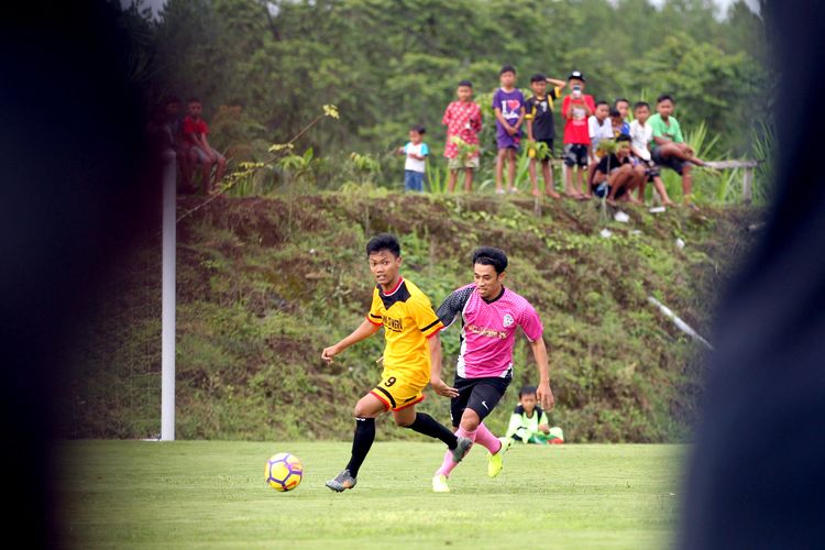 Mantan Pemain PSM Makassar, mengejar pemain Bintang Semeru FC pada sepakbola amal yang digelar oleh tim Dokjrenk FC di Lapangan Wonoayu, Wajak, Kabupaten Malang, Jawa Timur, Kamis (9/1/2020) sore.