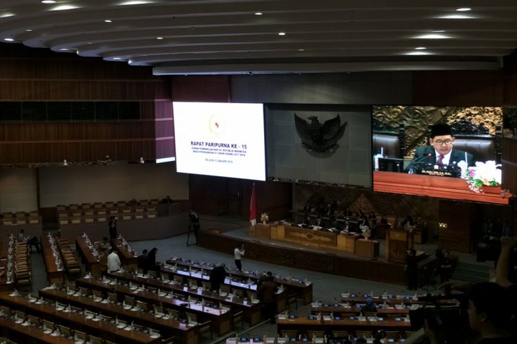 Plt Ketua DPR Fadli Zon saat membacakan pidato pembukaan Rapat Paripurna ke-15 DPR masa persidangan III tahun 2017-2018 di gedung Nusantara II, Kompleks Parlemen, Senayan, Jakarta, Selasa (9/1/2018).