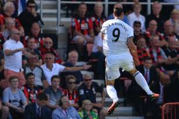 Zlatan Ibrahimovic merayakan gol Manchester United ke gawang AFC Bournemouth pada partai Premier League di Stadion Vitality, Minggu (14/8/2016).