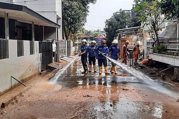 kegiatan bersih-bersih dilakukan pasca banjir di Komplek IKPN RW 04, dan RW 012, Pesanggrahan, Jakarta Selatan, Senin (22/2). 