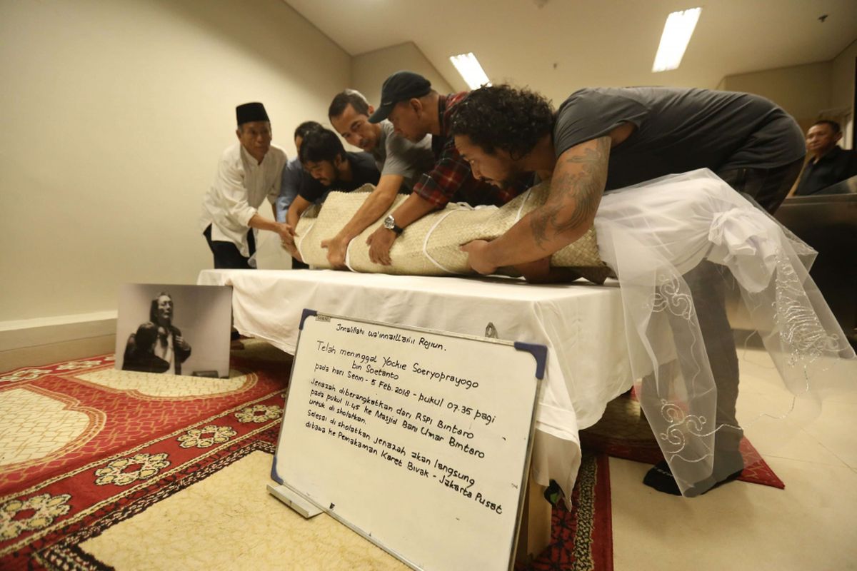 Suasana rumah duka RSPI Bintaro saat meninggalnya mantan pemain keyboard band God Bless Yockie Suryo Prayogo membuat tangis haru sejumlah keluarga dan kerabat  di  Tangerang Selatan, Senin (5/2/2018). Yockie menghembuskan nafas terakhirnya di umur 63 tahun, dia pernah beberapa kali dirawat di rumah sakit karena penyakit diabetes, sirosis, dan stroke. Jenazahnya akan dimakamkan di TPU Karet Bivak, Jakarta Pusat, sore ini.