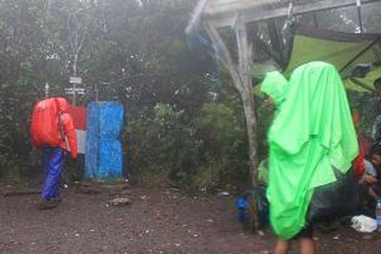 Suasana puncak Gunung Pangrango, Jawa Barat, Minggu (6/12/2015), yang berketinggian 3.019 meter di atas permukaan laut.