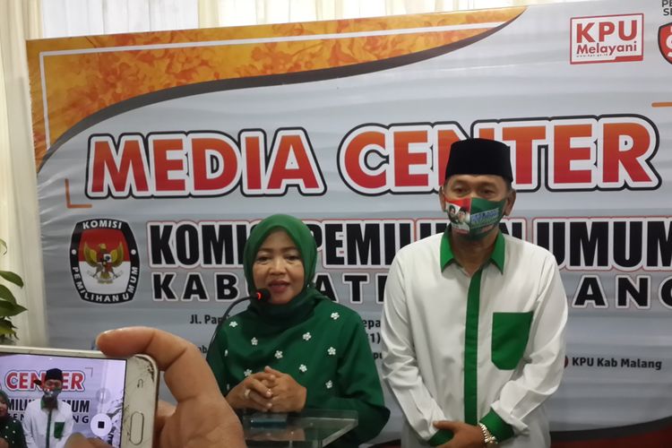 Bakal pasangan calon bupati dan wakil bupati Malang, Lathifah Shohib-Didik Budi Muljono (LaDub) usai mendaftar ke KPU Kabupaten Malang, Jumat (4/9/2020).