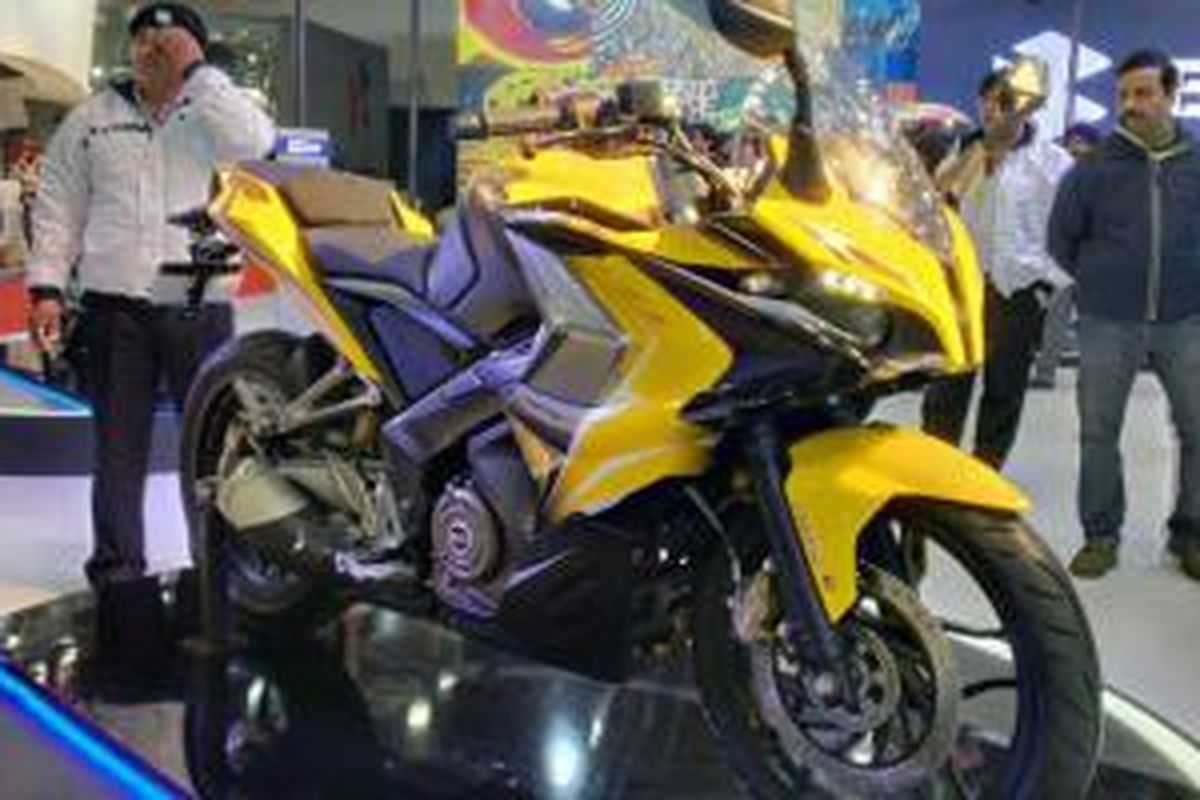 Bajaj Pulsar SS400, sportbike medium berfairing.