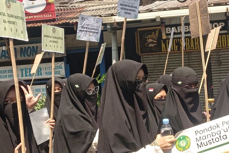 Karnaval Hari Santri di Cianjur, Ribuan Santri Bawa Poster Lucu hingga Kritik Karhutla