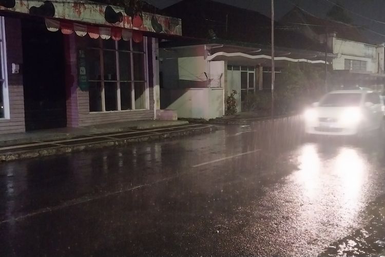 Hujan mulai turun di kawasan perkotaan Tasikmalaya sejak 3 bulan terakhir kemarau dan warga bersyukur kemarau akan segera berakhir, Rabu (4/10/2023) malam.