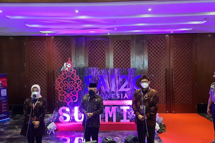 Wapres Maruf Amin dan Ketua BPK Isma Yatun memberikan keterangan usai membuka SAI20 Summit di Nusa Dua, Bali, Senin (29/8/2022)