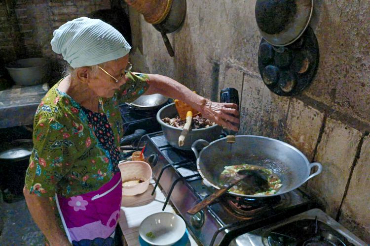 Kuliner Legendaris Kebumen, Warung Bu Sundar dengan Olahan Kambingnya