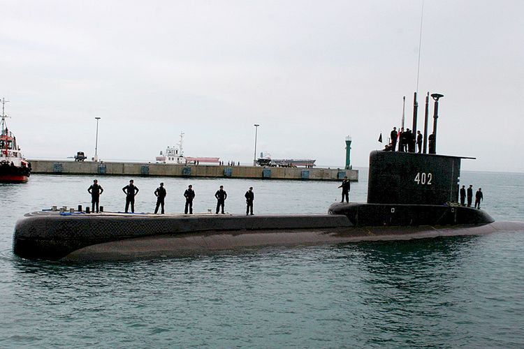 El submarino KRI Nanggala-402 navegó cerca del muelle Indah Kiat en la ciudad de Cilegon, Banten, hace algún tiempo. 