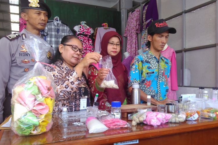 Petugas Dinas Kesehatan uji laboratorium makanan mengandung zat kimia berbahaya di Pasat Rejowinangun Magelang, Kamis (8/6/2017).