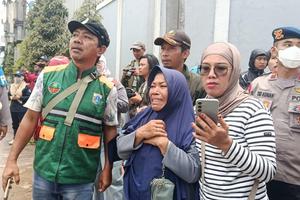 Fatimah Menangis Menantu Hilang Saat TPST Bantargebang Longsor: Tasnya Ada, Orangnya Enggak