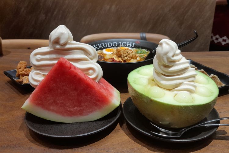 Watermelon Hokkaido Soft Serve dan Honeydrew Hokkaido Soft Serve di Ikkudo Ichi.