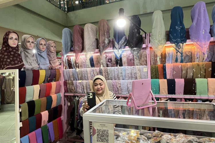 Penampakan toko Faza Store di Pusat Grosir Surabaya (PGS) yang melayani penjualan offline sembari live streaming, Jumat (20/6/2925).
