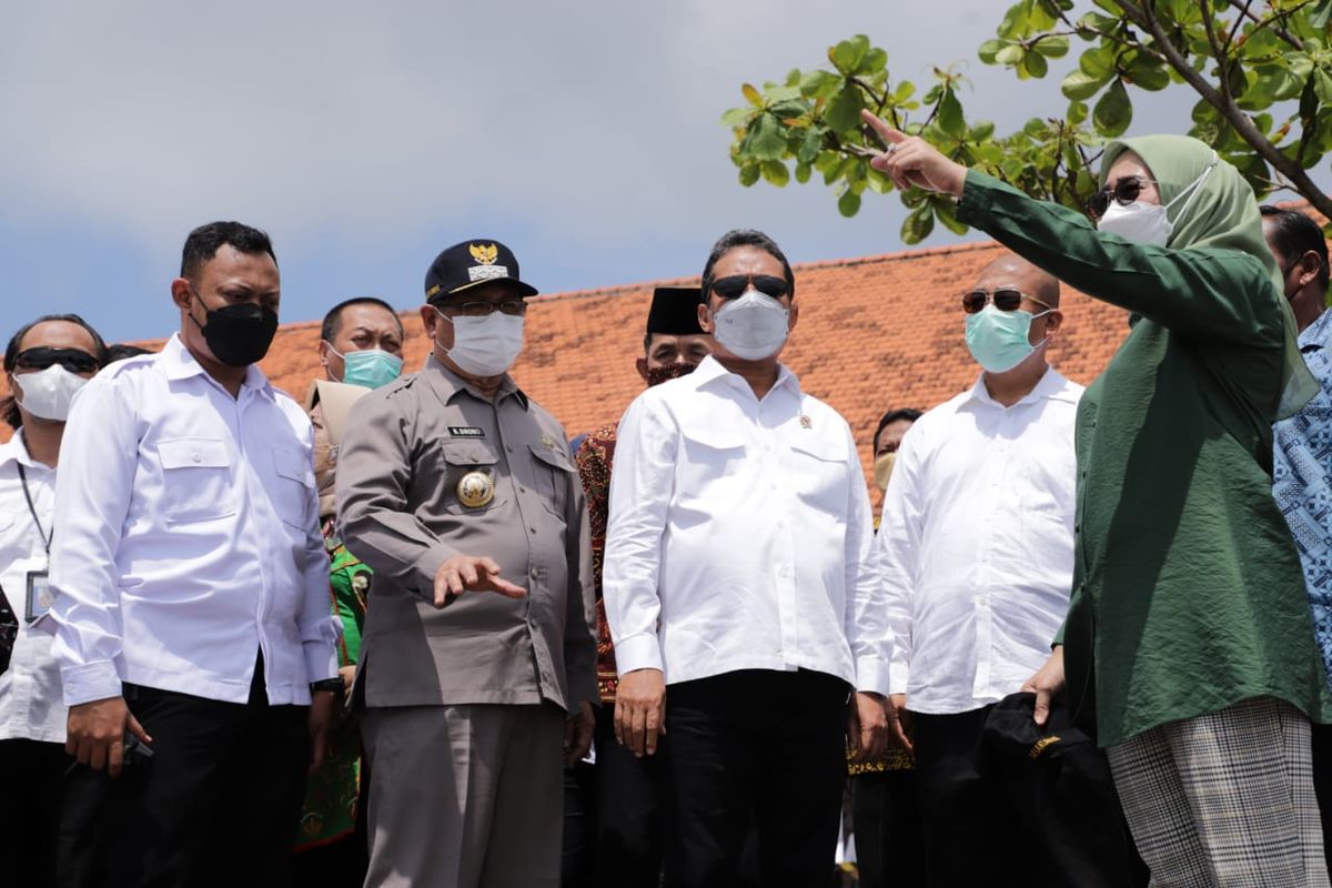 Menteri Kelautan dan Perikanan (KP) Sakti Wahyu Trenggono saat berkunjung ke Pantai Sine, Kecamatan Kalidawir, Kabupaten Tulungagung, Jawa Timur (Jatim), Senin (18/10/2021).