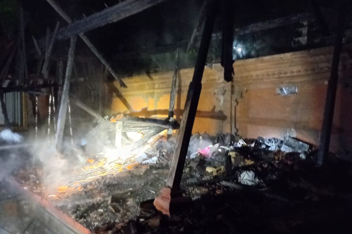 Kondisi Bale Paselang Pura Dalem, Desa Adat Getakan, Klungkung, Bali, usai dilalap si jago merah pada Senin (21/11/2022) malam. /Dok. Humas Polres Klungkung