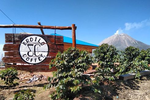 Kafe Dekat Gunung Sinabung Ini Tawarkan Sensasi Camping Berlatar Alam