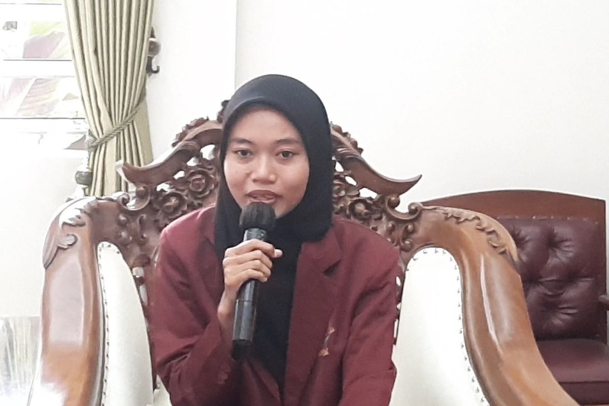 Siti Rohwati, wisudawati anak dari seorang buruh tani yang lulus kuliah dengan predikat cum laude dari IAIN Kudus saat diundang bupati Blora di rumah dinasnya, Kamis (19/5/2022)
