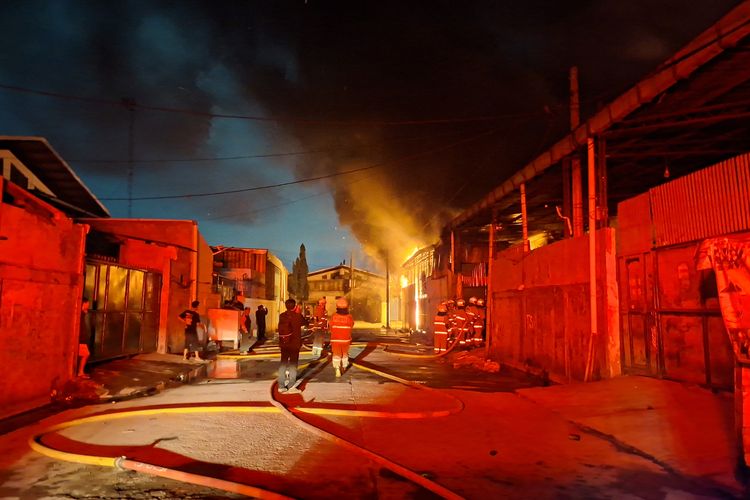 Kebakaran melanda tiga bangunan di kawasan Pergudangan Miami, Jalan Rawa Melati A, Kalideres, Jakarta Barat pada Senin (11/52026) malam.