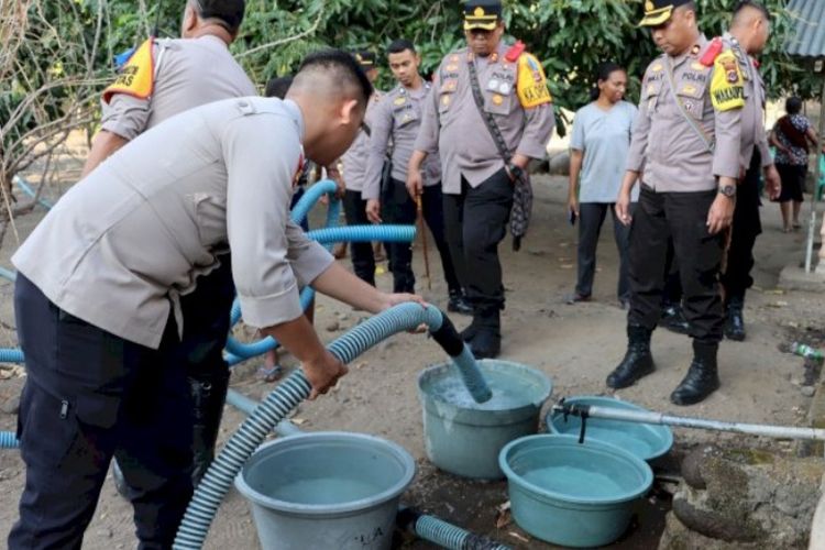 Aparat Polres Sikka menyalurkan bantuan air bersih kepada Dusun Daranatar, Desa Hoder, Kecamatan Waigete, Kabupaten Sikka, Nusa Tenggara Timur (NTT).