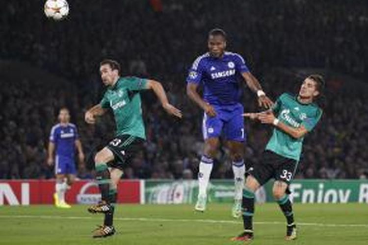 Salah satu aksi penyerang Chelsea, Didier Drogba (tengah), pada pertandingan Liga Champions melawan Schalke, di Stamford Bridge, Rabu (17/9/2014).