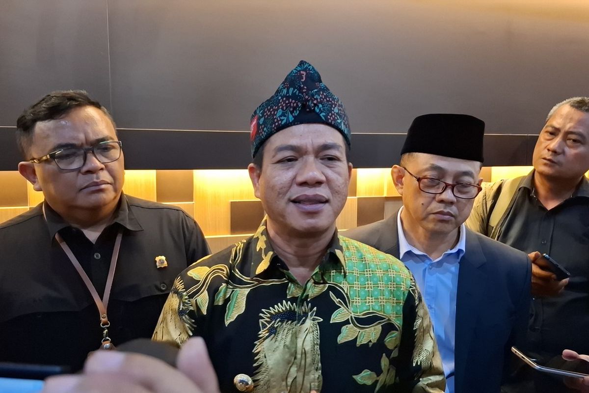 Bupati Bandung Dadang Supriatna saat diwawancarai di Kantornya di Soreang, Kabupaten Bandung, Jawa Barat, Kamis (8/5/2025)