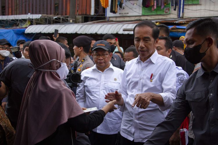 Presiden Joko Widodo (kedua kanan) berbincang dengan pedagang saat melakukan kunjungan di Pasar Terong, Makassar, Sulawesi Selatan, Rabu (29/3/2023). Dalam kunjungannya di Sulsel Presiden meninjau sejumlah lokasi di daerah itu dan meresmikan pengoperasian Kereta Api Makassar-Parepare untuk rute Maros-Barru serta membagikan paket sembako kepada pedagang dan warga setempat.