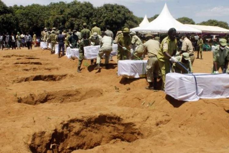 Korban tewas terbaliknya kapal feri MV Nyerere di Danau Victoria, Tanzania, dimakamkan pada Minggu (23/9/2018). (AFP/Stringer)