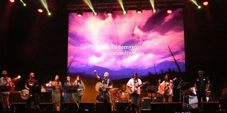 Iwan Fals, Daramuda Project, Jason Ranti, SID dan Endah n Rhesa beraksi dalam konser Iwan Fals & Band Aku Cinta di Ecopark Ancol,Jakarta Utara, Sabtu (30/3/2019).