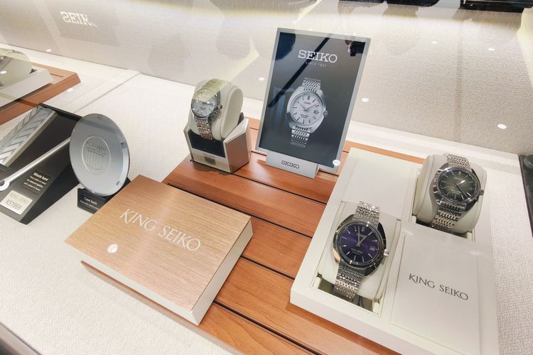 Salah satu koleksi jam tangan series King Seiko yang ada di Butik Seiko Surabaya Jalan Tunjungan, Jawa Timur. 