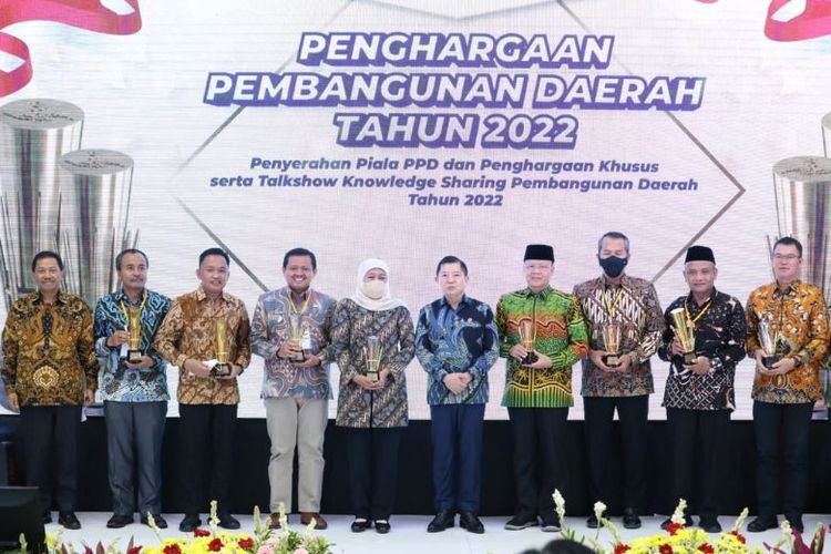 Penyerahan piala PPD kepada Pemkab Bantaeng