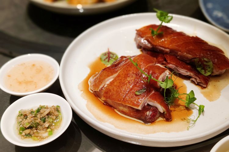 Sajian 2 Combination of Roasted Meat Platter di restoran Crystal Jade Hong Kong Kitchen, di mal Grand Indonesia, Rabu (24/9/2025). 