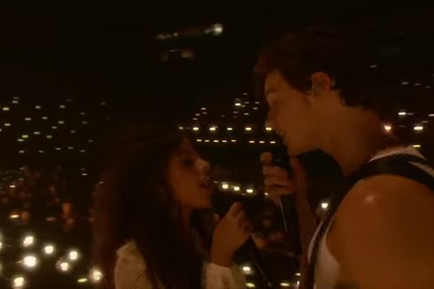 Camila Cabello dan Shawn Mendes Nyaris Berciuman di Panggung MTV VMAs, Penonton Histeris