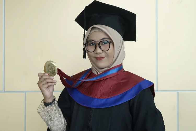 Yurniyatur Rizqiyah yang lulus UM Surabaya dengan IPK tinggi yakni 3,92.