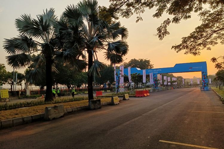 Suasana gerbang masuk Circuit Festival yang steril dari kendaraan pribadi untuk penyelenggaraan Jakarta E-Prix 2022 di Ancol Timur pada pagi hari pukul 06.00 WIB, Sabtu (4/6/2022).