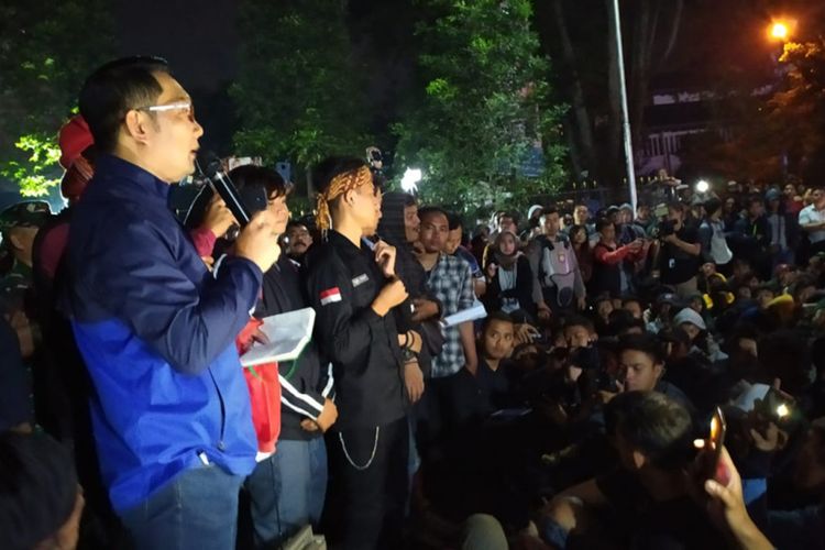 Gubernur Jawa Barat Ridwan Kamil menemuji para demonstran yang berunjuk rasa di halaman Gedung Sate, Jalan Diponegoro, Sabtu (28/9/2019) malam.
