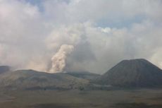 Gunung Bromo Muntahkan Lava Pijar