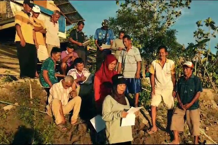 Tangkapan layar video sejumlah warga Desa Atap Kecamatan Sembakung, Nunukan Kaltara membacakan surat kaleng untuk Tuhan sebagai bentuk kekecewaan mereka atas penantian panjang penanganan longsor yang tak kunjung ada penanganan dari Pemerintah