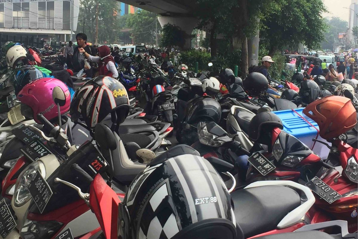 Pengendara sepeda motor mengeluhkan kenaikan tarif parkir yang dikelola UP Perpakiran DKI Jakarta di kawasan Jalan Jatibaru Raya, Tanah Abang, Jakarta Pusat, Kamis (7/6/2018).