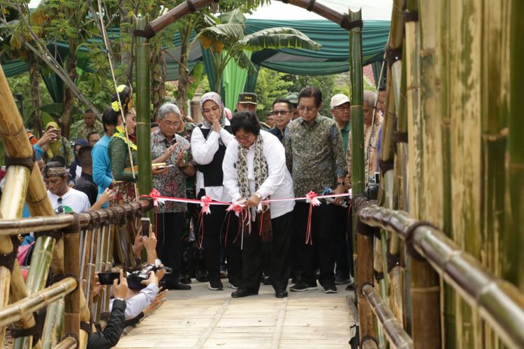 Menteri Lingkungan Hidup dan Kehutanan Siti Nurbaya saat peresmian IPAL Wetland-Biocord dan pencanangan pengembangan Ekoriparian Citarum di Telukjambe Timur, Karawang, Sabtu (9/2/2019).

