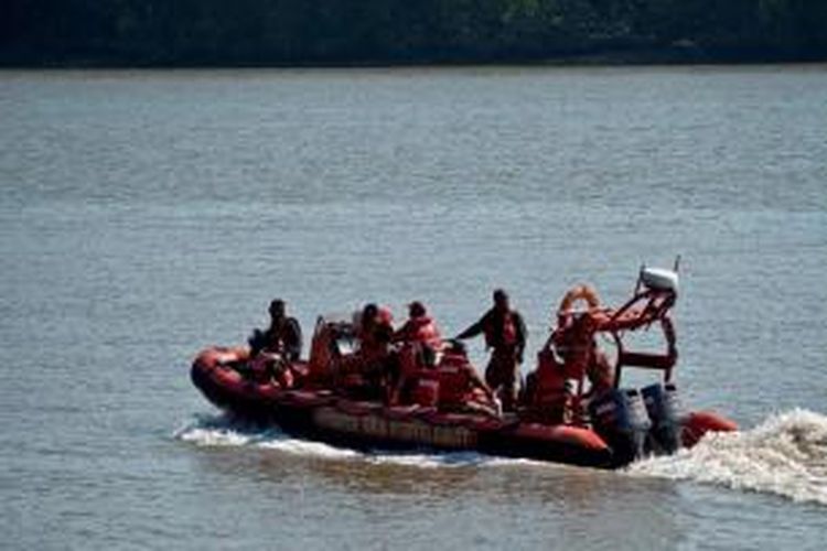 Tim SAR Malaysia berangkat melakukan pencarian penumpang kapal kayu yang berisi imigran gelap asal Indonesia, yang tenggelam di Banting, Malaysia, 18 Juni 2014. Sebanyak 32 WNI dinyatakan hilang, serta lima orang ditemukan tewas.
