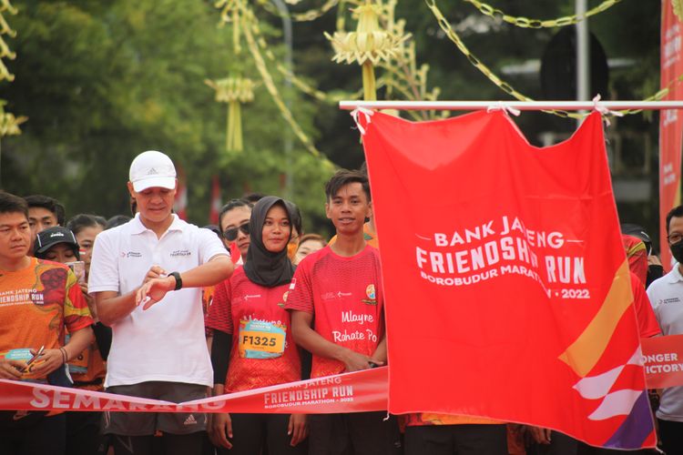 Gubernur Jawa Tengah Ganjar Pranowo (putih) siap-siap start Friendship Run Borobudur Marathon 2022 di Lawang Sewu, Kota Semarang, Minggu (21/8/2022) pagi WIB.