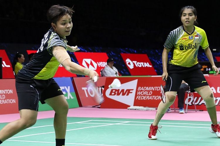 Pemain ganda putri Indonesia, Apriyani Rahayu (kiri), berpasangan dengan Nitya Krishinda Maheswari pada laga penyisihan Grup D Piala Uber 2018 melawan Delphine Delrue/Lea Palermo (Perancis), di Impact Arena, Bangkok, Thailand, Selasa (22/5/2018).