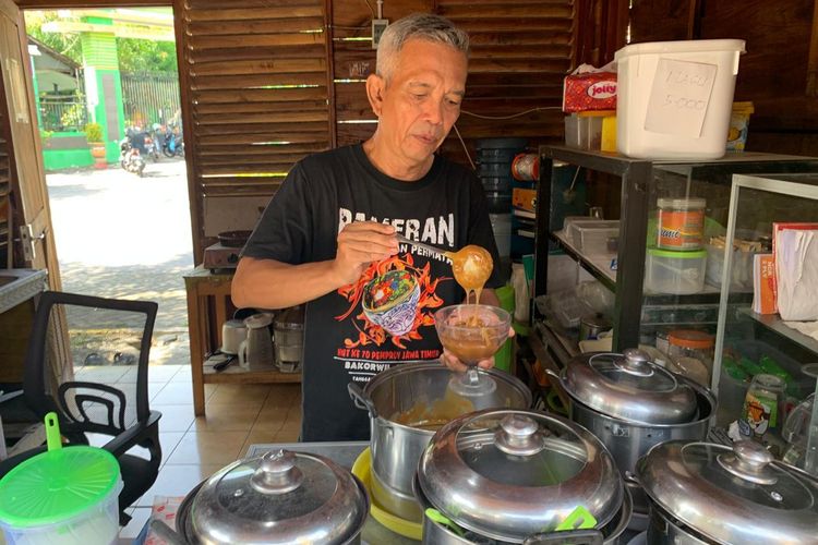 Pemilik lapak Aneka Jenang ?DR?, Agus menuangkan Jenang Grendul ke dalam satu mangkok yang dijual hanya Rp 7.000 di Lapak Taman Obor, Kelurahan Oro-Oro Ombo, Kota Madiun, Jawa Timur, Kamis (5/12/2024).