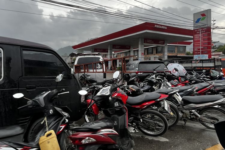 Antrean kendaraan di SPBU kawasan Tapanuli Utara, Sumatera Utara akibat kelangkaan stok BBM pada Senin (8/12/2025) pagi