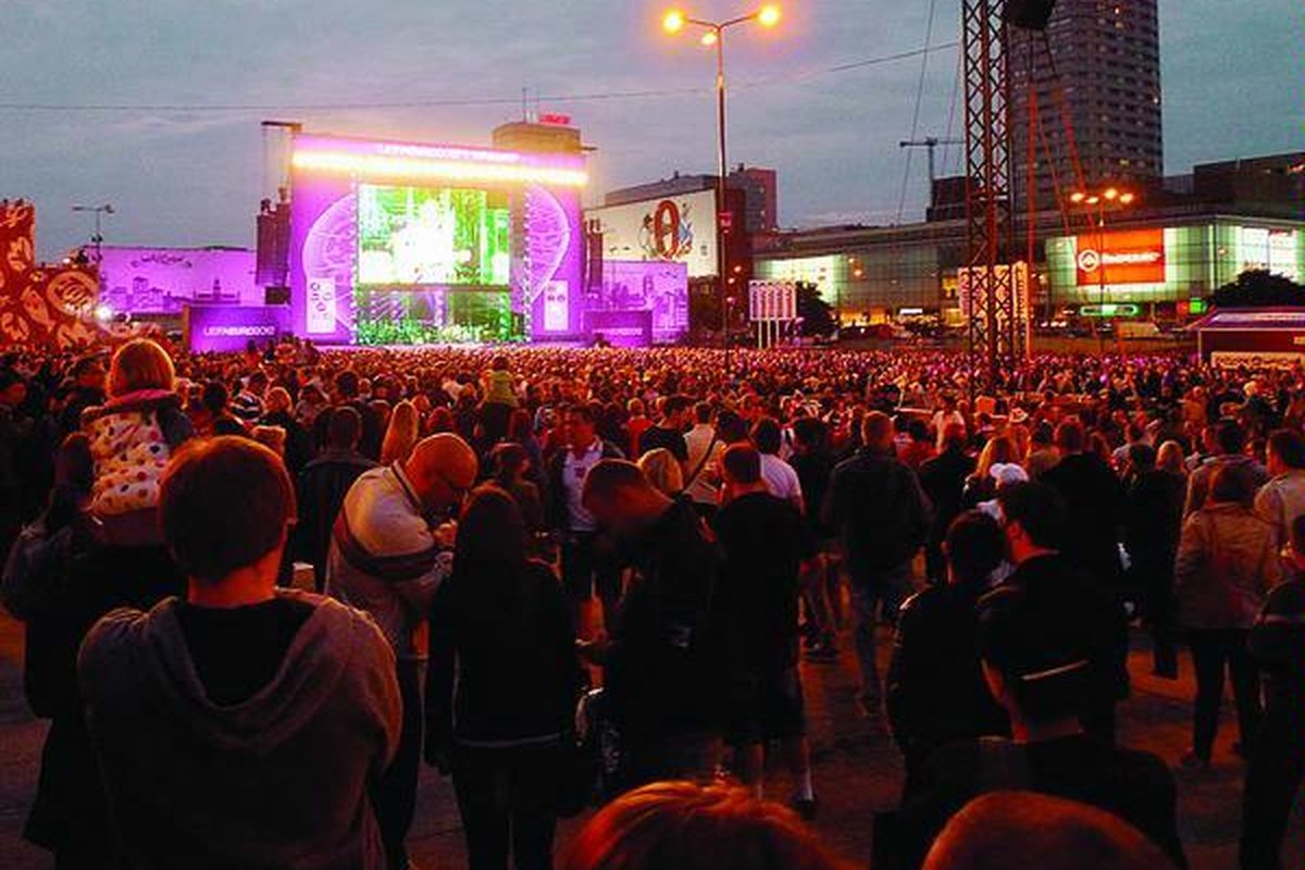 Sehari menjelang kick off Piala Eropa 2012, Kamis (7/6), fan zone di kompleks Palace of Culture and Science, Warsawa, Polandia, sudah menghadirkan pesta berupa pertunjukan musik. Lebih dari 10.000 warga tumpah ruah di tempat tersebut.