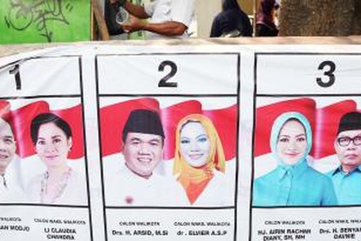 Spanduk berisi gambar tiga pasangan calon wali kota dan wakil wali kota Tangerang Selatan terpampang di salah satu sudut Kecamatan Pondok Aren, Tangerang Selatan, Banten, Selasa (1/12). 

