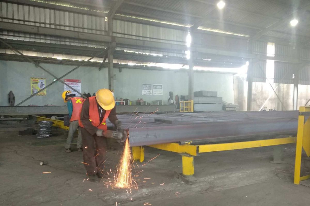 Fabrikasi baja untuk skybridge Tanah Abang dilakukan di Cikupa, Tangerang, Kamis (9/8/2018).