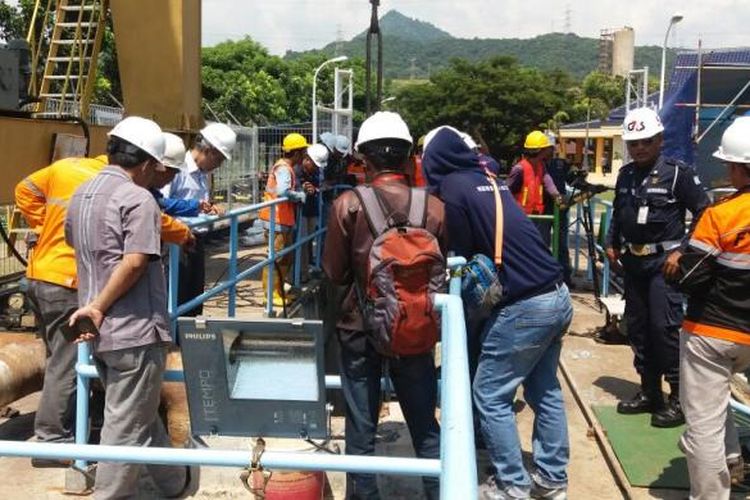 Sejumlah personel dikerahkan untuk membersihkan ubur-ubur di dalam sistem pendingin air PLTU Paiton Unit 9. 