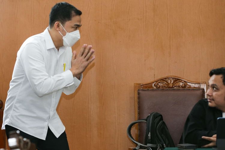 Terdakwa kasus perintangan proses penyidikan terkait pengusutan pembunuhan berencana Nofriansyah Yosua Hutabarat atau Brigadir J,  Arif Rachman Arifin menjalani sidang vonis di Pengadilan Negeri Jakarta Selatan, Kamis (23/2/2023).